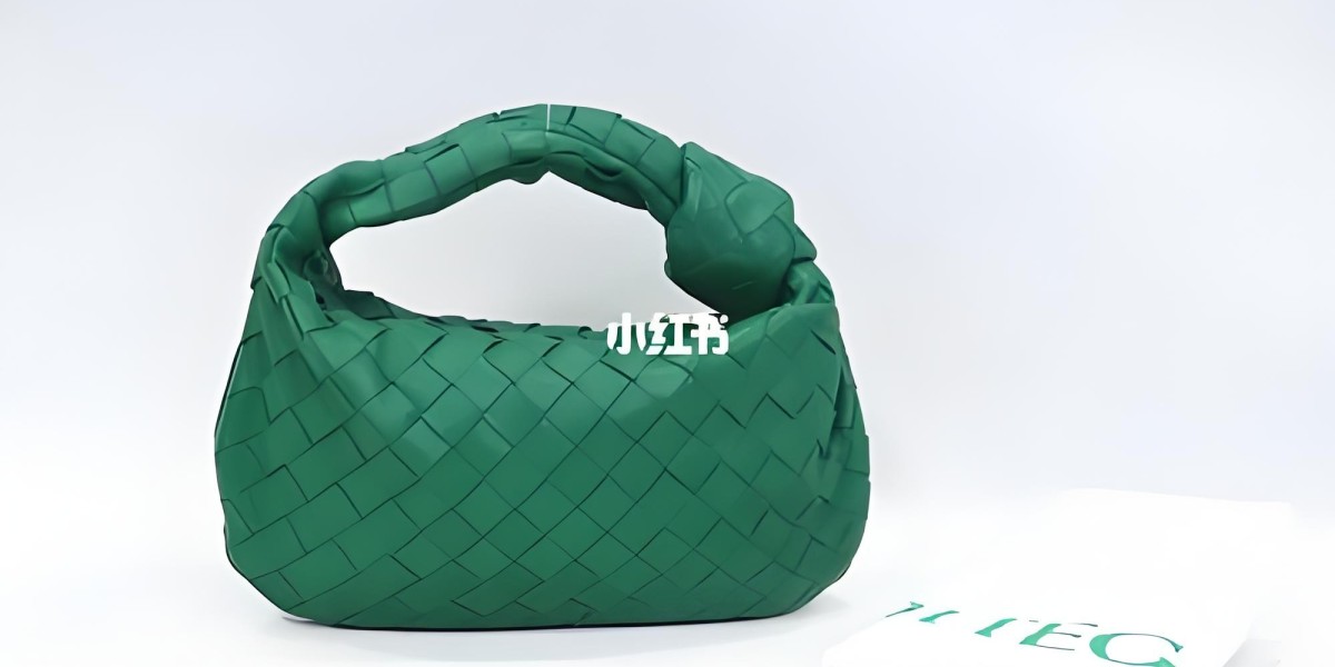 極致優雅之選：Bottega Veneta 編織包與 BV Pouch Green 的時尚解析